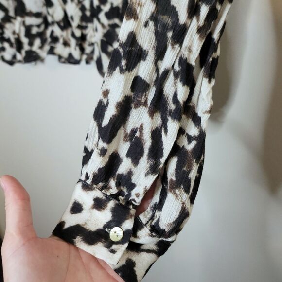 Rails Fable Blurred Cheetah Chiffon V-Neck Top Flowy Sleeves Size Small - Picture 11 of 12